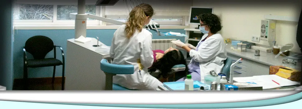 Gabinete de la Clínica Dental Dra. Ángeles Martínez con dos profesionales atendiendo a una paciente