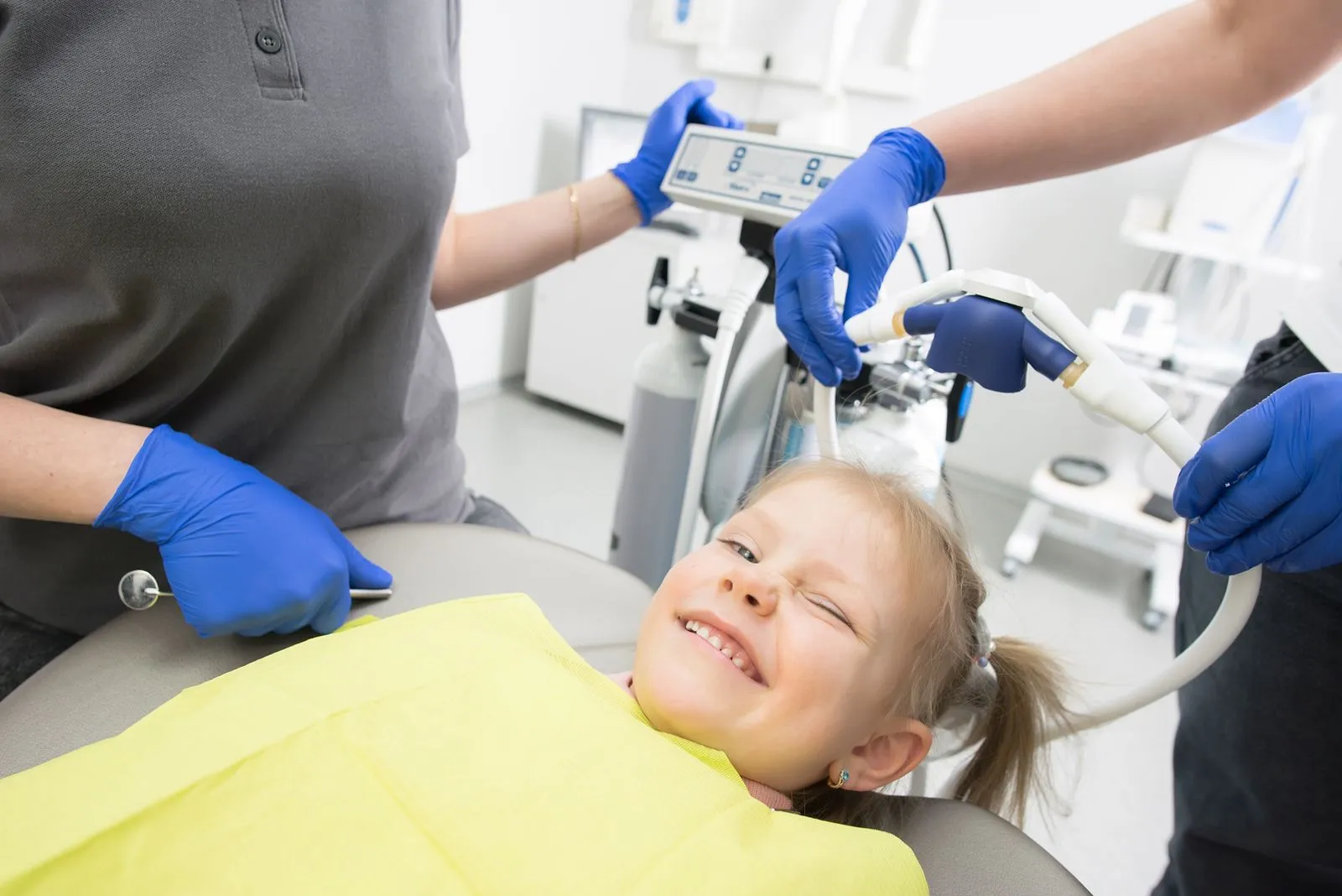 Niña sonriente durante una revisión dental infantil