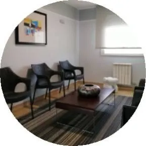 Sala de espera de la Clínica Dental Dra. Ángeles Martínez en Nigrán