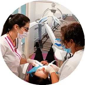 Profesionales de la Clínica Dental Dra. Ángeles Martínez realizando un tratamiento a una paciente