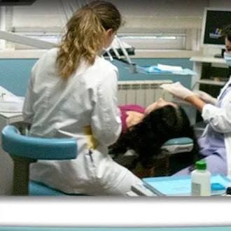 Gabinete de la Clínica Dental Dra. Ángeles Martínez durante un tratamiento